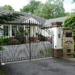 Cửa và cổng là nơi chủ yếu thu khí vào nhà, là nơi dẫn tài vận vào, vì thế giữ vệ sinh cho nó sạch sẽ cũng là để bảo vệ tài vận của chúng ta.